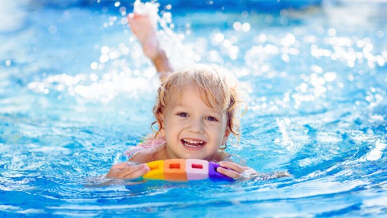 Seguridad en el Agua para el Autismo: 7 Consejos ABA para la Natación