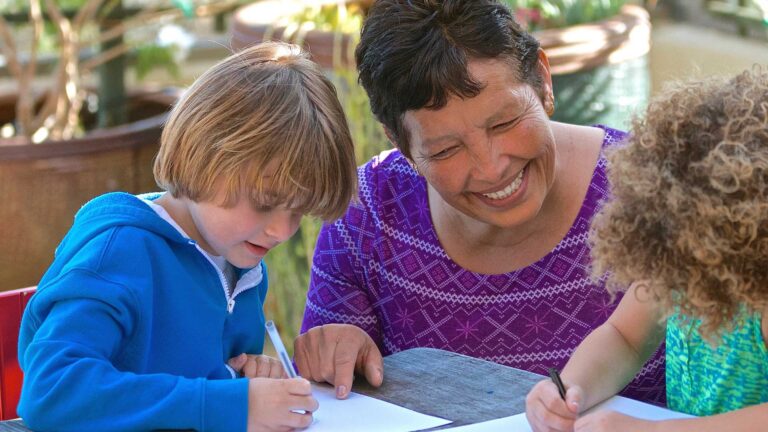 Apoyo para los Cuidadores Mayores de Niños con Autismo: 5 Estrategias para Planificar el Futuro